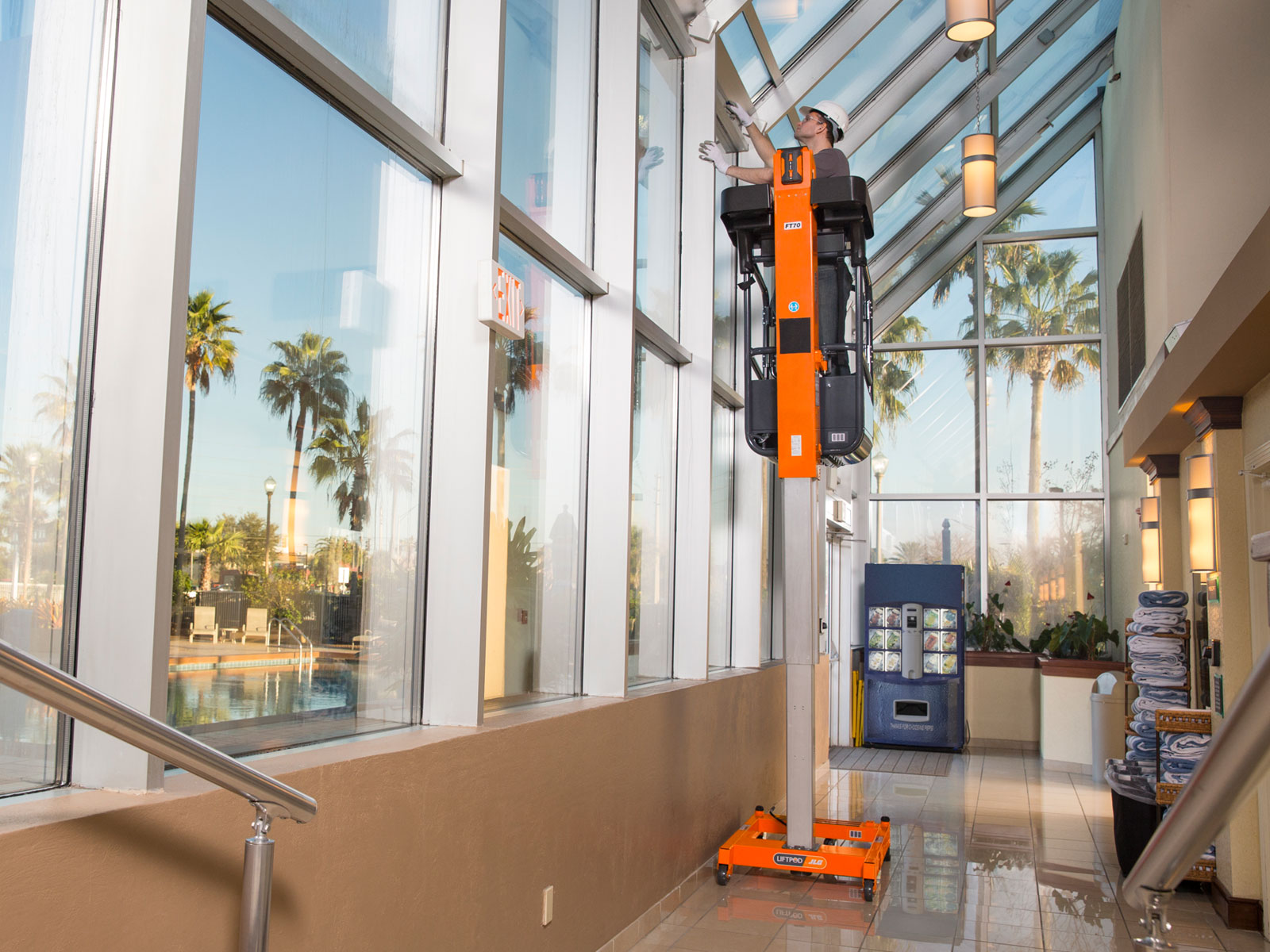 Plataformas Elevatórias Ecolift 70 e LiftPod FT140 - JLG - Locagyn Rental
